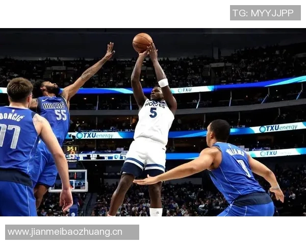 爱德华兹上半场表现亮眼15投6中三分球命中率不佳但仍斩获17分 爱德华兹上半场表现亮眼15投6中三分球命中率不佳但仍斩获17分