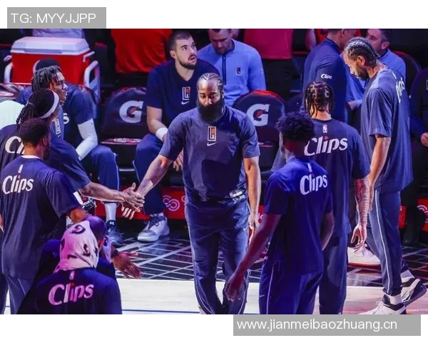 哈登谈球队配合训练称赞祖巴茨与科林斯的默契与随机应变能力