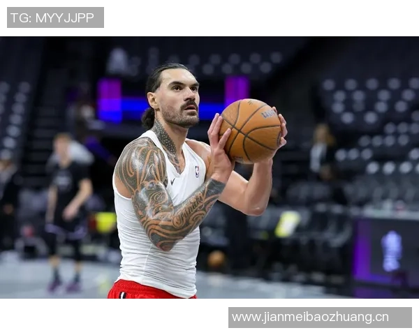 亚当斯如野兽般光脚漫步手持牛排展现原始魅力