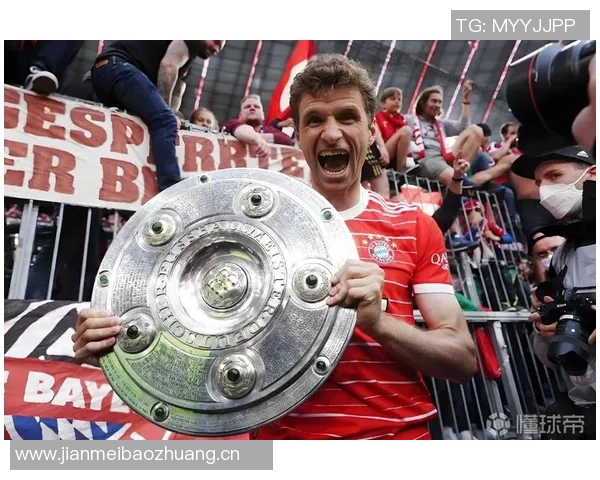 穆勒携家人共度假期现场观赛拜仁男篮圣诞前夕盛况