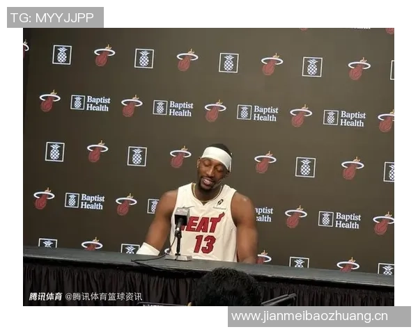 热火祝贺阿贾夺生涯第三冠阿德巴约与其合影庆祝