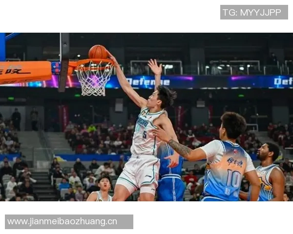 杨瀚森在篮下对抗能力不足前场篮板和挡拆时易遭犯规困扰