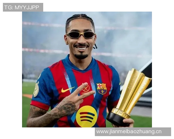 拉菲尼亚赛后感动跪地与弗里克深情相拥庆祝夺冠荣耀 拉菲尼亚赛后感动跪地与弗里克深情相拥庆祝夺冠荣耀